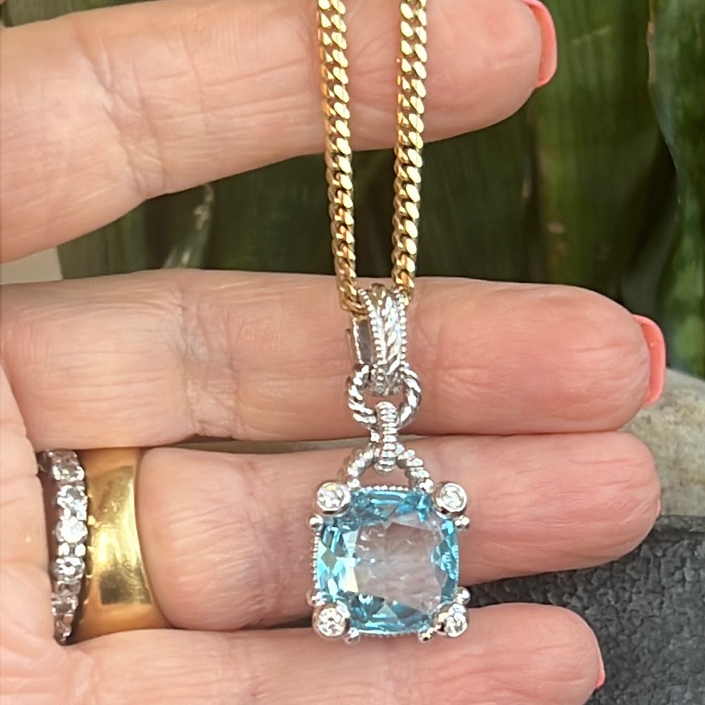 Judith Ripka, 18 karat gold, diamond and blue topaz pendant - Picture 17 of 17